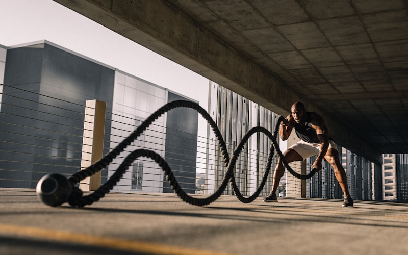 足球运动员在训练场进行战术分析会议